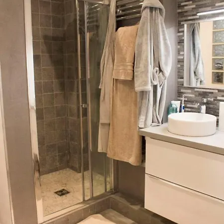 Hostnfly - Gorgeous Near The Arc De Triomphe Apartment *